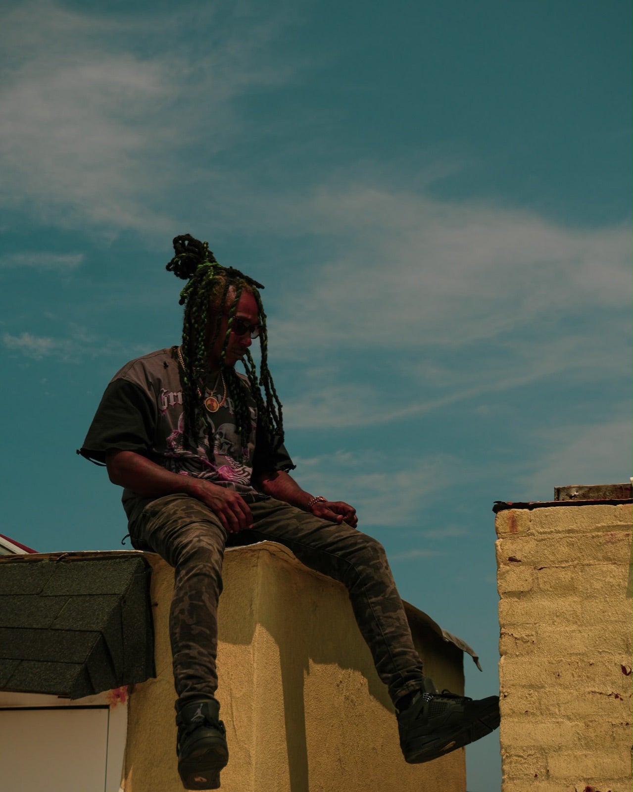 Rooftop ledge, off-hours
